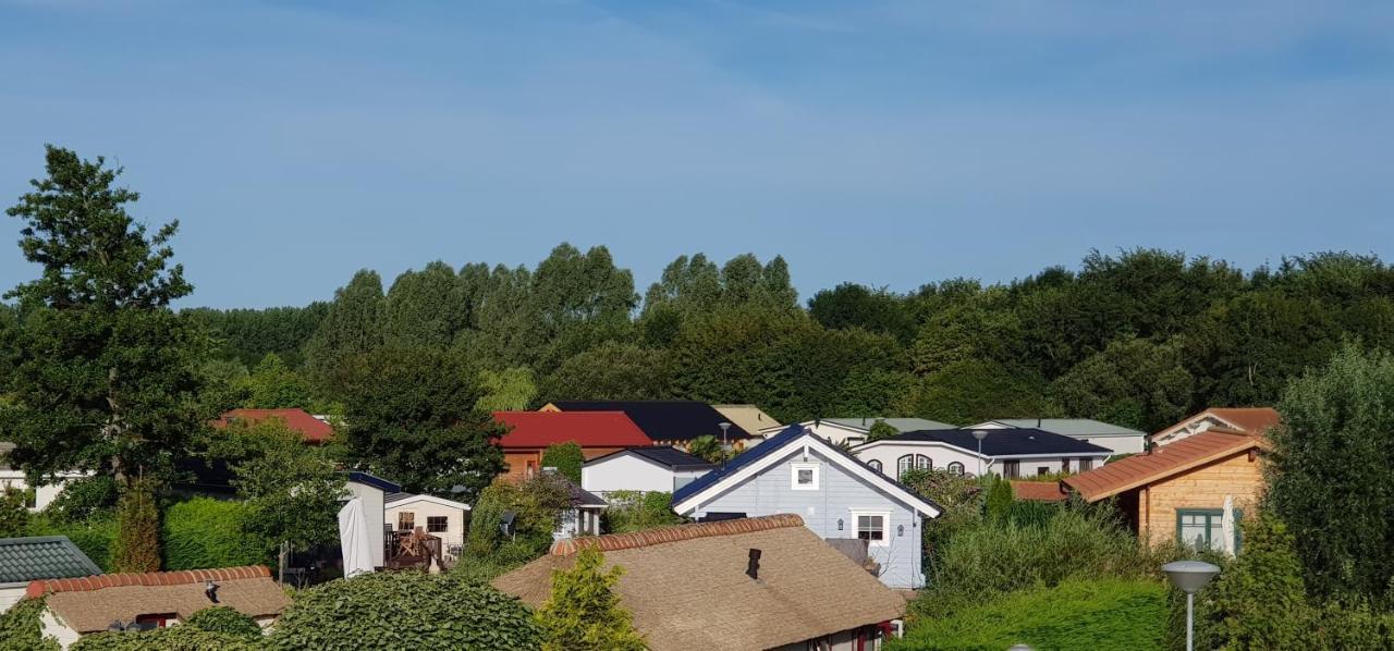 Villa Emilia - Gemuetliches Kinderfreundliches Blockhaus Mit Umzaeuntem Garten Sint Annaland Ngoại thất bức ảnh
